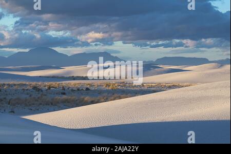 Dune e San Andreas montagne a White Sands Monumento nazionale dal sentiero Backcountry vicino a Alamogordo, Nuovo Messico Foto Stock