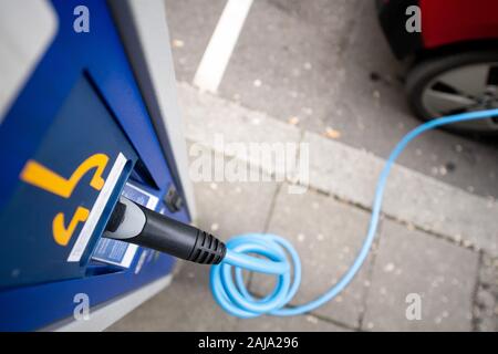 Stuttgart, Germania. 03 gen, 2020. Un connettore di ricarica è inserito in una stazione di ricarica per auto elettriche. Credito: Sebastian Gollnow/dpa/Alamy Live News Foto Stock