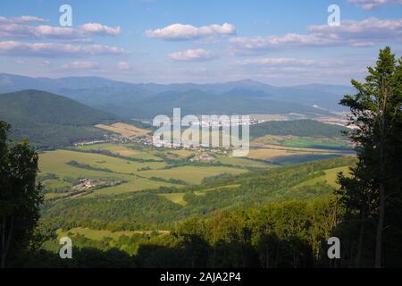Slovacchia - La vista dalla Plesivecka planina altopiano nel parco nazionale Slovensky Kra a Roznava e Volovske vrchy mountains. Foto Stock