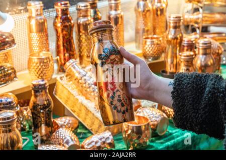 Rame bottiglie d'acqua. Foto Stock