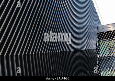 Angolato linee parallele sulla facciata di un edificio dall'architettura moderna Foto Stock
