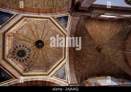 A Boveda Catalan massimali in 'La Parroquia " Chiesa di San Michele Arcangelo, vista interna, San Miguel De Allende, Guanajuato, Messico. Foto Stock