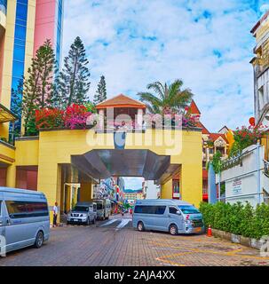 PATONG, Tailandia - 30 Aprile 2019: il portico del grande hotel nel distretto di Kathu serve anche come la terrazza, decorato con fiori e piante i Foto Stock