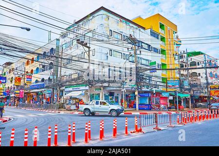 PATONG, Tailandia - 30 Aprile 2019: la strada vivente del resort con shabby edifici residenziali, numerosi negozi, caffetterie e cumuli di aggrovigliarsi electric Foto Stock