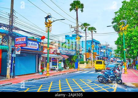 PATONG, Tailandia - 30 Aprile 2019: La strada turistica, che conduce alla spiaggia, è decorata wth scenc lampioni con i delfini e ornamenti dorati, su Foto Stock