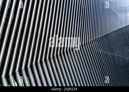 Angolato linee parallele sulla facciata di un edificio dall'architettura moderna Foto Stock