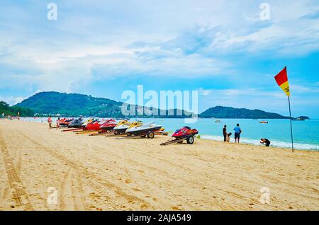 PATONG, Tailandia - 30 Aprile 2019: la linea di scooter di mare sulla riva del mare delle Andamane; questi veicoli sono molto popolari tra i locali e i turisti in modo Pato Foto Stock