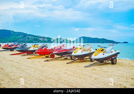 PATONG, Tailandia - 30 Aprile 2019: il colorato moderni scooter di mare sui rimorchi presso la riva del mare delle Andamane, il 30 aprile a Patong Foto Stock