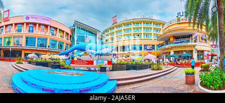 PATONG, Tailandia - 30 Aprile 2019: Panorama della zona pedonale di fronte Jungceylon shopping mall con grande installazione di tessili balena blu e fare Foto Stock