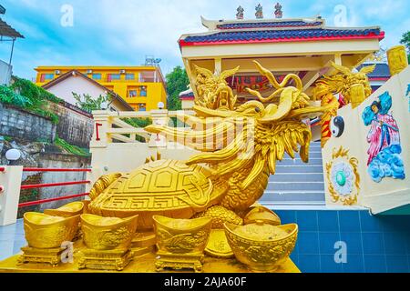 PHUKET, Tailandia - 30 Aprile 2019: Close-up di tartaruga dorata-drago - creazione del mitico, simbolo di fortuna e prosperità, situato nella parte anteriore del Sam Sae Ch Foto Stock