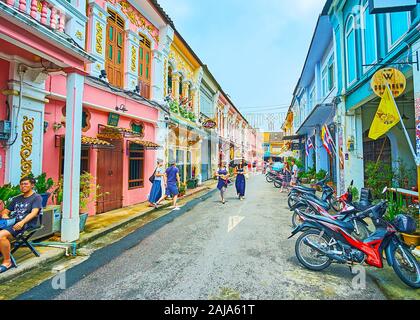 PHUKET, Tailandia - 30 Aprile 2019: Storico Sio Rommani street è rivestito con medievale Cino-portoghese townhouses, decorata con motivi a stucco, garl Foto Stock