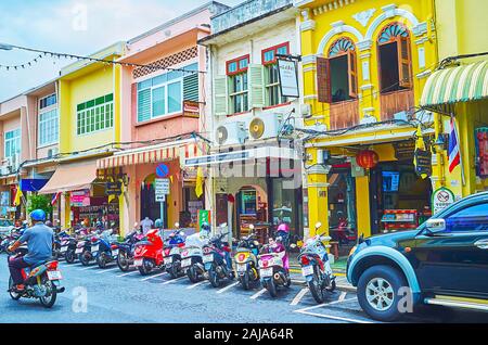 PHUKET, Tailandia - 30 Aprile 2019: la linea di bici sono parcheggiate da Thalang Strada della Città Vecchia a colorate case Peranakan, il 30 aprile a Phuket Foto Stock