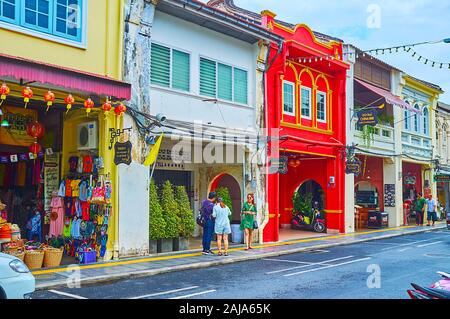 PHUKET, Tailandia - 30 Aprile 2019: Thalang Road con le sue case cittadine Cino-portoghese (case Peranakan) è un notevole punto di riferimento ed una parte del percorso turistico Foto Stock