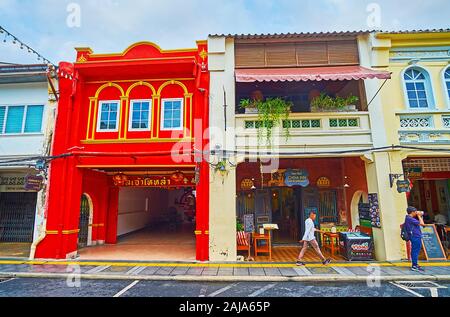 PHUKET, Tailandia - 30 Aprile 2019: Cino-portoghese townhouses (case Peranakan, Cinese in stile barocco) sono tradizionali per la Città Vecchia di Phuket Cit Foto Stock