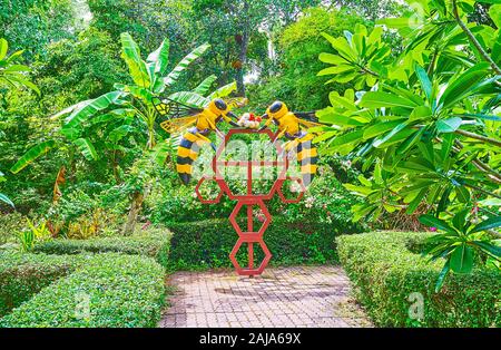 La scultura di favi e battenti api in giardino di honey farm in Phuket, Tailandia Foto Stock