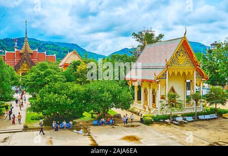 CHALONG, Tailandia - 30 Aprile 2019: Osservare i motivi di Wat Chalong dai piani alti della sua pagoda - i santuari e i Ubosot del complesso sono s Foto Stock