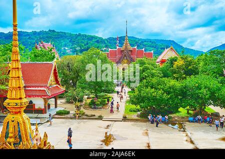 CHALONG, Tailandia - 30 Aprile 2019: Wat Chalong tempio complesso consiste di santuari, padiglioni e chedis, situato nel lussureggiante giardino tropicale, il 3 aprile Foto Stock