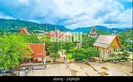 CHALONG, Tailandia - 30 Aprile 2019: la vista dal Wat Chalong Pagoda sul pyathat tetti e i dettagli di ornati di santuari e Ubosot di Wat Chalong comp Foto Stock