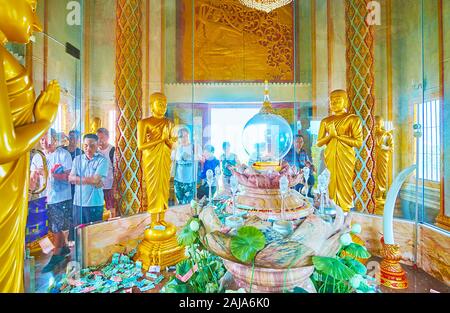 CHALONG, Tailandia - 30 Aprile 2019: i turisti e pellegrini nel padiglione del sacro di schegge di osso del Buddha in Wat Chalong Pagoda, il 30 aprile in Chal Foto Stock