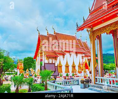CHALONG, Tailandia - 30 Aprile 2019: Esplorare i santuari e i saloni per motivi di Wat Chalong tempio, famoso per la sua architettura brillante con traditi Foto Stock
