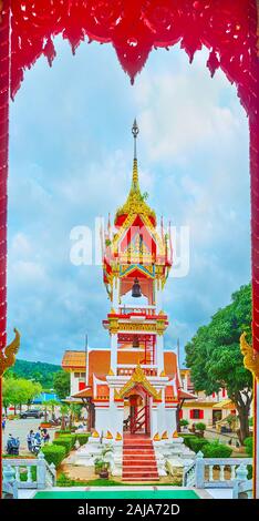 CHALONG, Tailandia - 30 Aprile 2019: l'interessante costruzione del campanile rituale con chedi-come tetto, colonne, sculture, stampaggio e modelli dorati o Foto Stock