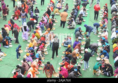 Beawar, India. 02Jan, 2020. La religione sikh devoti mangiare 'langar' (pasto comunitario) ad un santo Gurdwara in occasione dell'anniversario della nascita di Guru Gobind Singh Ji in Beawar. (Foto di Sumit Saraswat/Pacific Stampa) Credito: Pacific Press Agency/Alamy Live News Foto Stock