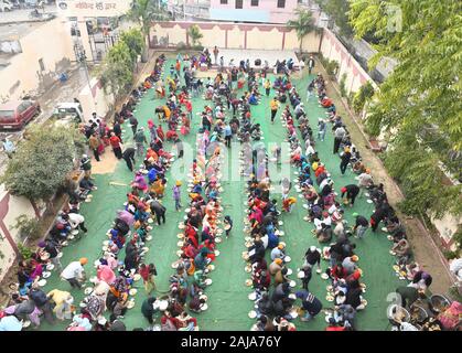 Beawar, India. 02Jan, 2020. La religione sikh devoti mangiare 'langar' (pasto comunitario) ad un santo Gurdwara in occasione dell'anniversario della nascita di Guru Gobind Singh Ji in Beawar. Credito: Pacific Press Agency/Alamy Live News Foto Stock