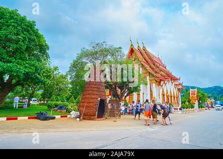 CHALONG, Tailandia - 30 Aprile 2019: Il gruppo di turisti ha raccolto presso il mattone petardo pagoda di Wat Chalong temple e attende il firewor Foto Stock