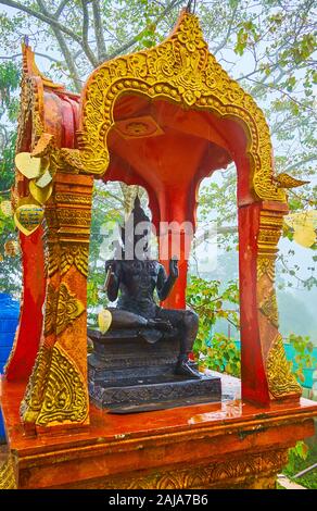 CHALONG, Tailandia - 30 Aprile 2019: gli ornati mondop pavilion di Ming Mongkol Tempio del Buddha (Big Buddha tempio) con dio indù, sculture intricate un Foto Stock