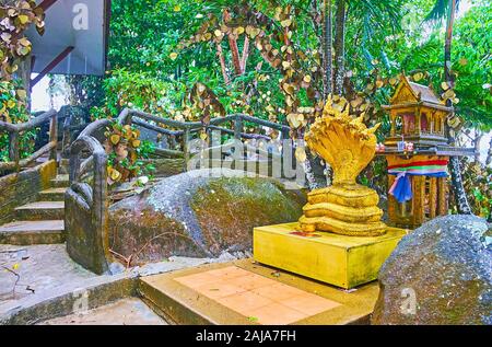 La pendenza della collina Nakkerd è occupata con numerosi piccoli santuari, immagini e mondops di grande Phuket il Tempio del Buddha, Chalong, Thailandia Foto Stock