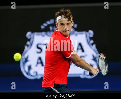 Il 3° gennaio 2020; RAC Arena, Perth, Western Australia; ATP Cup Australia Perth, Day 1,; USA v Norvegia Taylor Fritz di Stati Uniti svolge il rovescio sparato contro Viktor Durasovic della Norvegia - uso editoriale Foto Stock