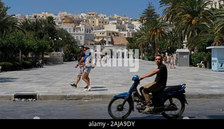I turisti in Syros, Grecia. Foto Stock