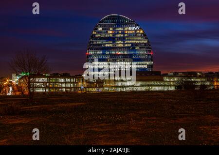 La sede centrale del settore bancario spagnolo BBVA entità. Il palazzo noto come la Vela si erge nel centro del complesso. Progettato da Herzog & de Meuron Foto Stock