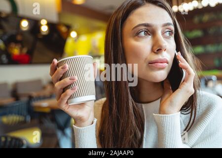 Bella ragazza con capelli lunghi che è in tutte le orecchie Foto Stock