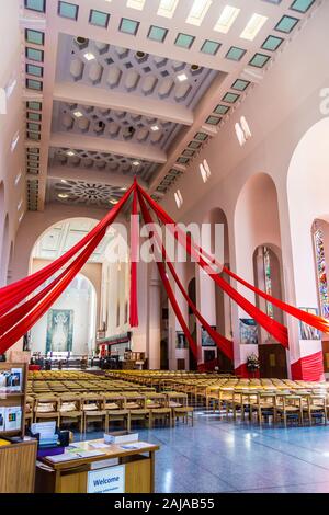 Banner rosso, interno della Cattedrale di San Paolo, da Cecil legno, 1954-1998, Wellington, Nuova Zelanda Foto Stock