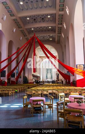 Banner rosso, interno della Cattedrale di San Paolo, da Cecil legno, 1954-1998, Wellington, Nuova Zelanda Foto Stock