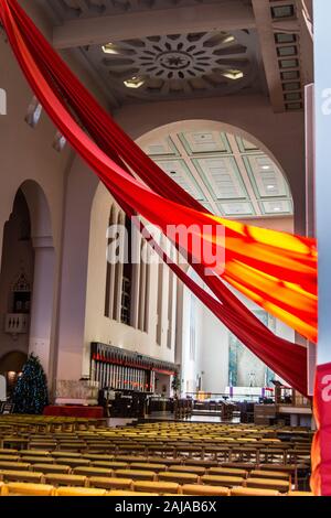 Banner rosso, interno della Cattedrale di San Paolo, da Cecil legno, 1954-1998, Wellington, Nuova Zelanda Foto Stock