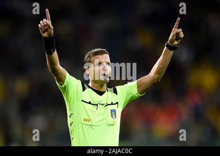 Parma, Italia. 30 Settembre 2019: arbitro Federico La Penna chiamate per VAR (Video Assistente arbitro) durante la serie di una partita di calcio tra Parma Calcio e Torino FC. Parma Calcio ha vinto 3-2 su Torino FC. Credito: Nicolò Campo/Alamy Live News Foto Stock