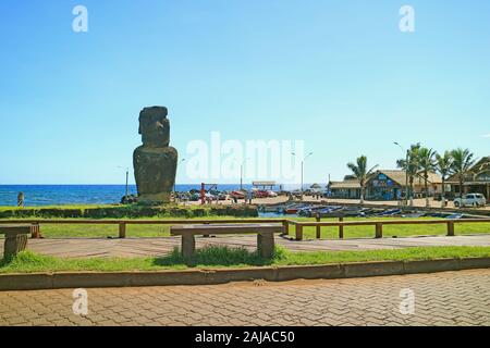 Hanga Roa Otai, il più affollato baia con i resti di Ahu Hotake sull isola di pasqua del Cile Foto Stock