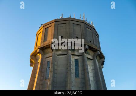 Langford Water Tower, calcestruzzo Water Tower, Bedfordshire, Regno Unito Foto Stock