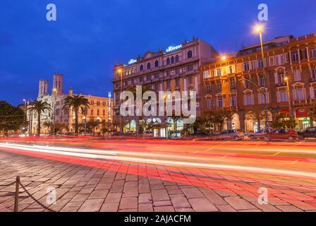 Cagliari - Il 2 Gennaio di 2016, Sardegna, Italia: vista notturna della via centrale con auto sentieri di luce (Via Roma) Foto Stock