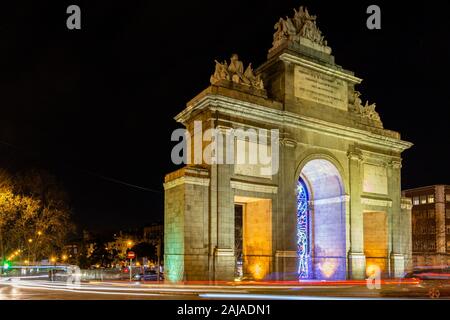 L'imponente Puerta de Toledo (porta della città di Toledo) accesa durante la sera. Madrid 7.12 attrae milioni di visitatori internazionali ogni anno Foto Stock