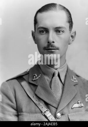 Un vintage in bianco e nero ritratto fotografia di Captain G. R. Taylor del Royal Flying Corps, precedentemente del Bedfordshire Regiment, adottate il 5 giugno 1918. Fotografia scattata nel famoso London studios di Alexander Bassano. Foto Stock