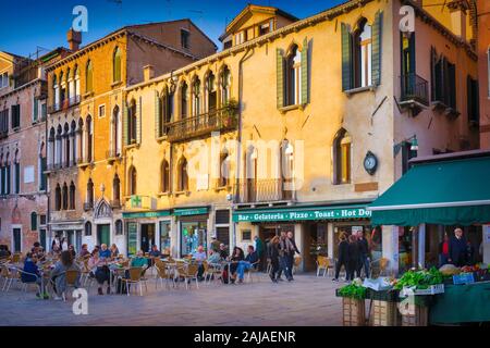 La vita notturna nel tardo pomeriggio a Campo Santa Maria Formosa, Venezia, Provincia di Venezia, regione Veneto, Italia. Venezia è un sito Patrimonio Mondiale dell'UNESCO. Foto Stock