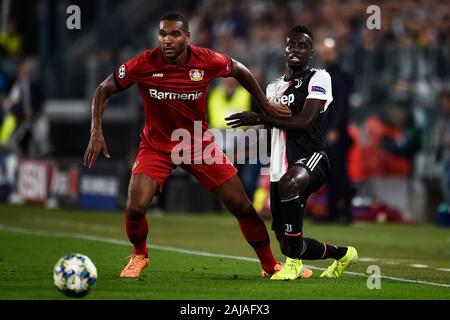 Torino, Italia. 1 Ottobre, 2019: Jonathan Tah (L) di Bayer Leverkusen compete per la sfera con Blaise Matuidi della Juventus FC durante la UEFA Champions League football match tra Juventus e Bayer Leverkusen. La Juventus ha vinto 3-0 su Bayer Leverkusen. Credito: Nicolò Campo/Alamy Live News Foto Stock