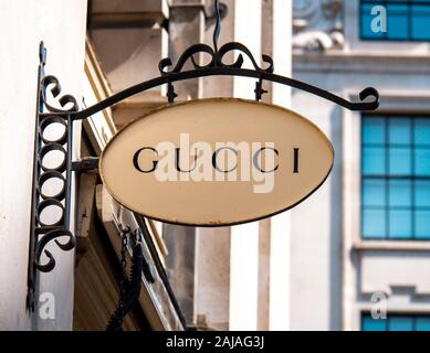 Italian Luxury brand della moda Gucci Shop segno Foto Stock