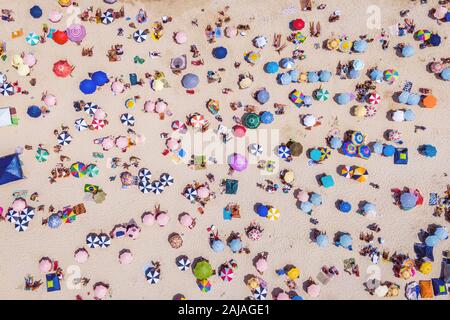 Rio de Janeiro, Brasile, vista dall'alto della spiaggia di Copacabana che mostra ombrelloni colorati e persone relax su un giorno d'estate. Foto Stock