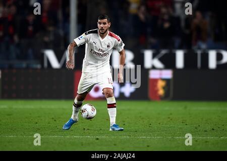 Genova, Italia. 5 Ottobre, 2019: Theo Hernandez del Milan in azione durante la serie di una partita di calcio tra il Genoa CFC e AC Milan. Il Milan ha vinto 2-1 su Genova CFC. Credito: Nicolò Campo/Alamy Live News Foto Stock