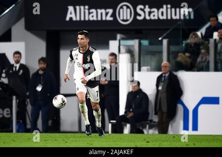 Torino, Italia. 19 ottobre 2019: Cristiano Ronaldo della Juventus FC in azione di fronte a scrivere "Allianz Stadium' durante la serie di una partita di calcio tra Juventus e Bologna FC. La Juventus ha vinto 2-1 su Bologna FC. Credito: Nicolò Campo/Alamy Live News Foto Stock