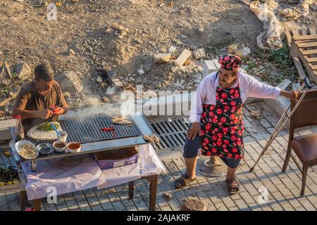 Istanbul, Turchia - 14 Luglio 2018: l'uomo rende famosa pesci migliori sandwich in Istanbul. Foto Stock